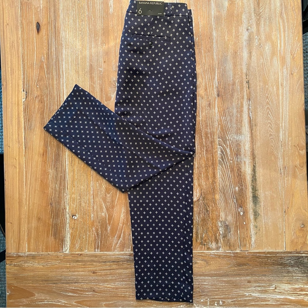 Banana Republic Avery Trouser in Navy Blue / Diamond-like Pattern. Size 6R